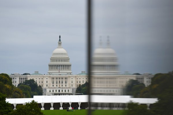 杨方配资 “停摆”或成美国历史第二长　特朗普趁机砍“民主党项目”